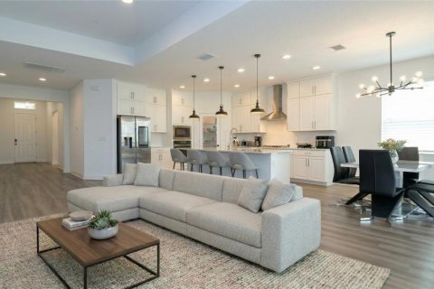 House in Apopka, Florida 4 bedrooms, 256.97 sq.m. № 2135691 - photo 6