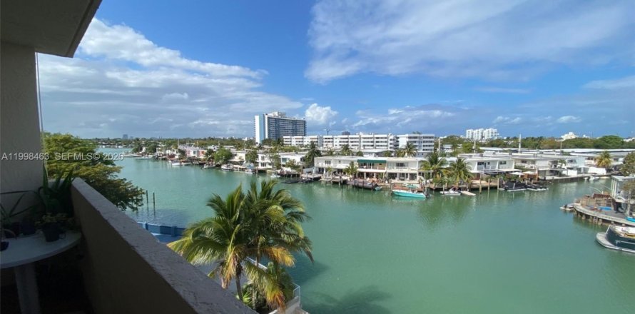 Condominio en Miami Beach, Florida, 2 dormitorios  № 2153983