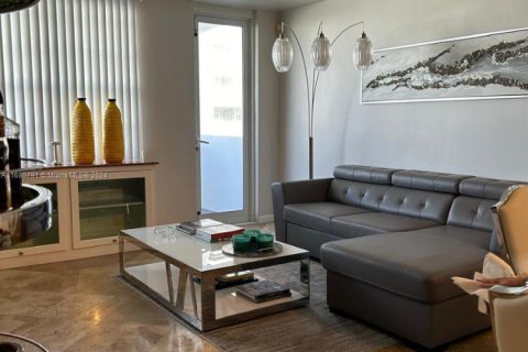 Снять в аренду квартиру в Майами-Бич, Флорида 1 спальня, 80.36м2, № 1958850 - фото 2