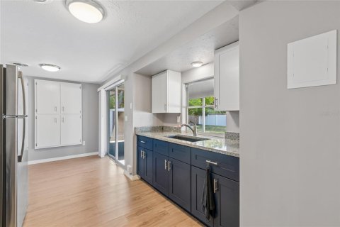 House in Sarasota, Florida 3 bedrooms, 103.86 sq.m. № 2230149 - photo 18