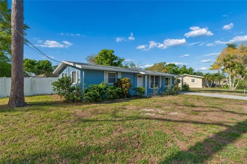House in Sarasota, Florida 3 bedrooms, 103.86 sq.m. № 2230149 - photo 2