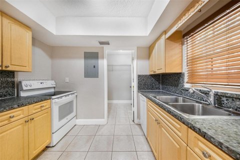 House in Hollywood, Florida 3 bedrooms, 117.34 sq.m. № 1665068 - photo 9