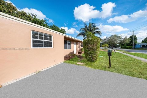 House in Hollywood, Florida 3 bedrooms, 117.34 sq.m. № 1665068 - photo 4