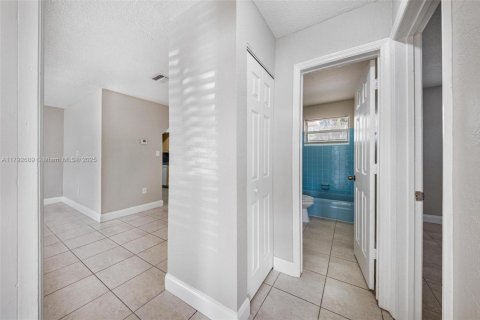 House in Hollywood, Florida 3 bedrooms, 117.34 sq.m. № 1665068 - photo 16