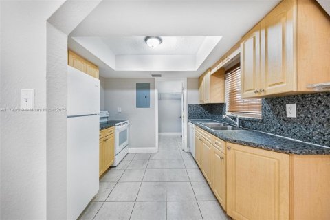 House in Hollywood, Florida 3 bedrooms, 117.34 sq.m. № 1665068 - photo 7