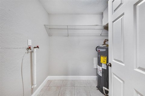 House in Hollywood, Florida 3 bedrooms, 117.34 sq.m. № 1665068 - photo 11