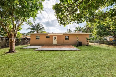 House in Hollywood, Florida 3 bedrooms, 117.34 sq.m. № 1665068 - photo 28