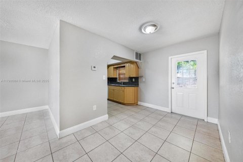 House in Hollywood, Florida 3 bedrooms, 117.34 sq.m. № 1665068 - photo 5