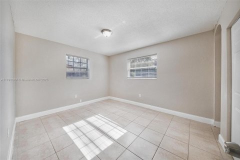 House in Hollywood, Florida 3 bedrooms, 117.34 sq.m. № 1665068 - photo 18