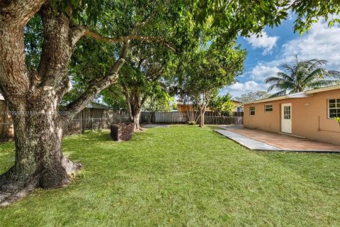House in Hollywood, Florida 3 bedrooms, 117.34 sq.m. № 1665068 - photo 24