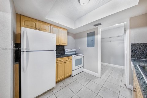 House in Hollywood, Florida 3 bedrooms, 117.34 sq.m. № 1665068 - photo 10