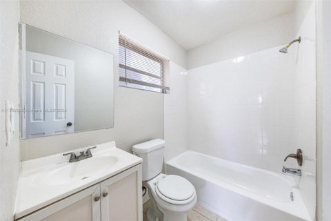 House in Hollywood, Florida 3 bedrooms, 117.34 sq.m. № 1665068 - photo 17