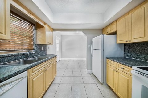 House in Hollywood, Florida 3 bedrooms, 117.34 sq.m. № 1665068 - photo 12