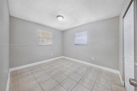 House in Hollywood, Florida 3 bedrooms, 117.34 sq.m. № 1665068 - photo 14