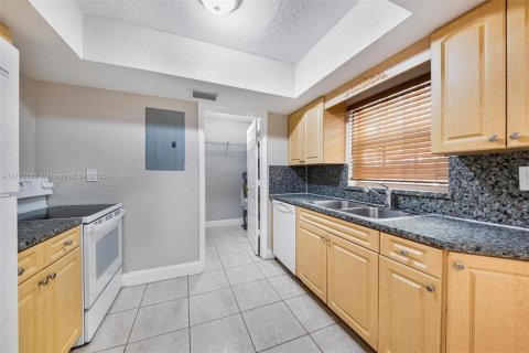 House in Hollywood, Florida 3 bedrooms, 117.34 sq.m. № 1665068 - photo 8