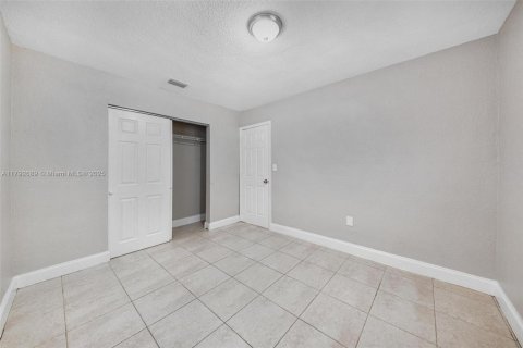 House in Hollywood, Florida 3 bedrooms, 117.34 sq.m. № 1665068 - photo 15