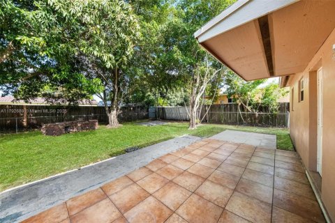 House in Hollywood, Florida 3 bedrooms, 117.34 sq.m. № 1665068 - photo 21