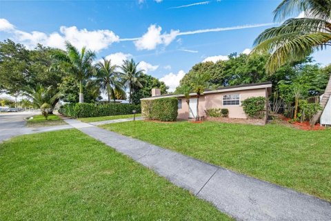 House in Hollywood, Florida 3 bedrooms, 117.34 sq.m. № 1665068 - photo 2