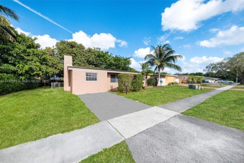 House in Hollywood, Florida 3 bedrooms, 117.34 sq.m. № 1665068 - photo 3