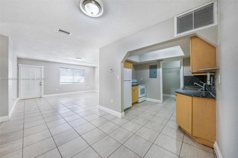 House in Hollywood, Florida 3 bedrooms, 117.34 sq.m. № 1665068 - photo 6