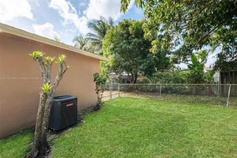 House in Hollywood, Florida 3 bedrooms, 117.34 sq.m. № 1665068 - photo 23