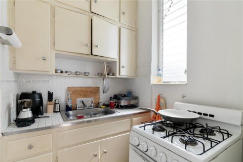 Commercial property in Miami Beach, Florida 185.71 sq.m. № 1802583 - photo 15