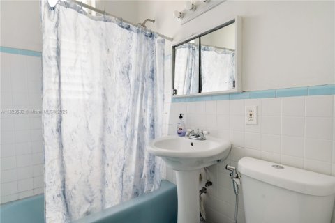 Commercial property in Miami Beach, Florida 185.71 sq.m. № 1802583 - photo 18