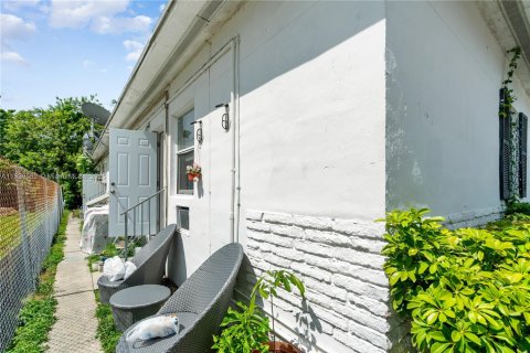 Commercial property in Miami Beach, Florida 185.71 sq.m. № 1802583 - photo 13