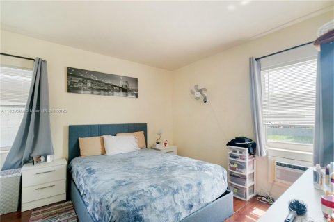 Commercial property in Miami Beach, Florida 185.71 sq.m. № 1802583 - photo 10