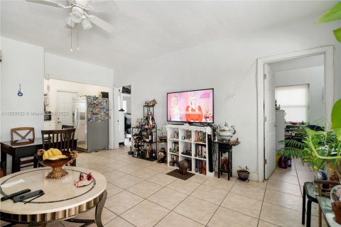 Commercial property in Miami Beach, Florida 185.71 sq.m. № 1802583 - photo 24