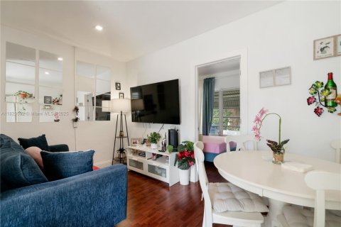 Commercial property in Miami Beach, Florida 185.71 sq.m. № 1802583 - photo 6