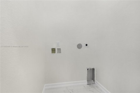 Villa ou maison à vendre à Lehigh Acres, Floride: 4 chambres, 202.53 m2 № 1957809 - photo 12