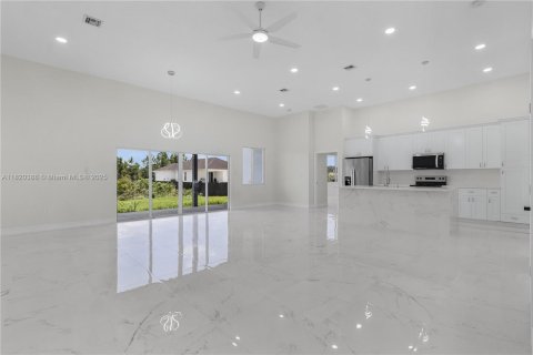 Villa ou maison à vendre à Lehigh Acres, Floride: 4 chambres, 202.53 m2 № 1957809 - photo 19