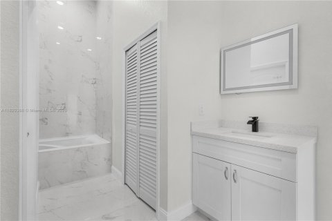 Villa ou maison à vendre à Lehigh Acres, Floride: 4 chambres, 202.53 m2 № 1957809 - photo 4