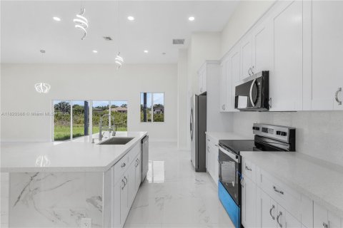 Villa ou maison à vendre à Lehigh Acres, Floride: 4 chambres, 202.53 m2 № 1957809 - photo 14