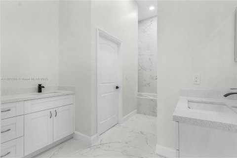 Villa ou maison à vendre à Lehigh Acres, Floride: 4 chambres, 202.53 m2 № 1957809 - photo 5