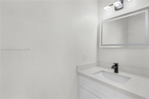 Villa ou maison à vendre à Lehigh Acres, Floride: 4 chambres, 202.53 m2 № 1957809 - photo 11