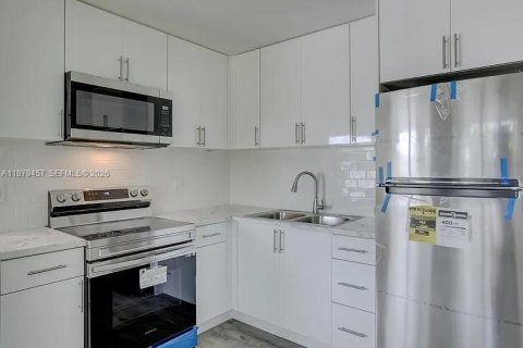 Villa ou maison à louer à Fort Lauderdale, Floride: 1 chambre, 55.56 m2 № 2046346 - photo 4