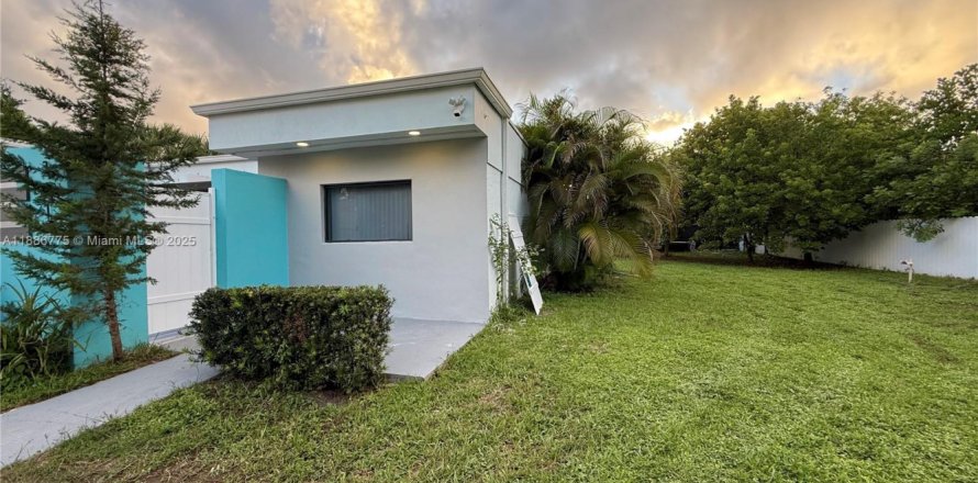 House in West Palm Beach, Florida 2 bedrooms, 142.98 sq.m. № 1933504