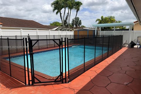 House in Miami, Florida 3 bedrooms, 121.79 sq.m. № 2070050 - photo 12