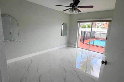 House in Miami, Florida 3 bedrooms, 121.79 sq.m. № 2070050 - photo 5