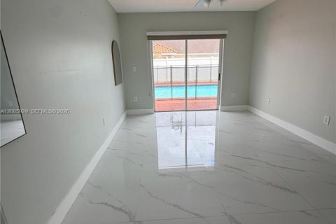 House in Miami, Florida 3 bedrooms, 121.79 sq.m. № 2070050 - photo 8
