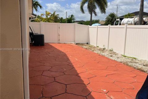 House in Miami, Florida 3 bedrooms, 121.79 sq.m. № 2070050 - photo 13