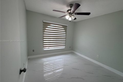 House in Miami, Florida 3 bedrooms, 121.79 sq.m. № 2070050 - photo 3