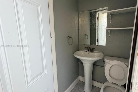 House in Miami, Florida 3 bedrooms, 121.79 sq.m. № 2070050 - photo 14