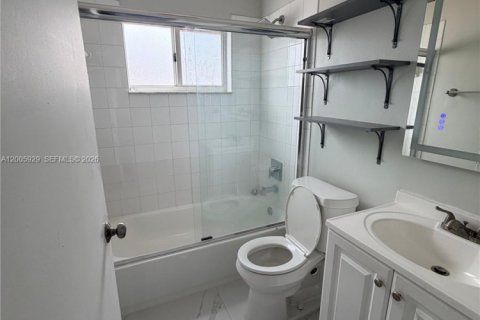 House in Miami, Florida 3 bedrooms, 121.79 sq.m. № 2070050 - photo 4