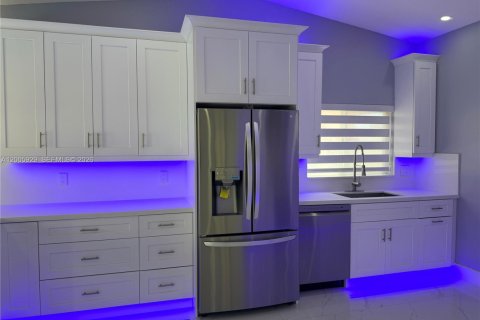 House in Miami, Florida 3 bedrooms, 121.79 sq.m. № 2070050 - photo 11
