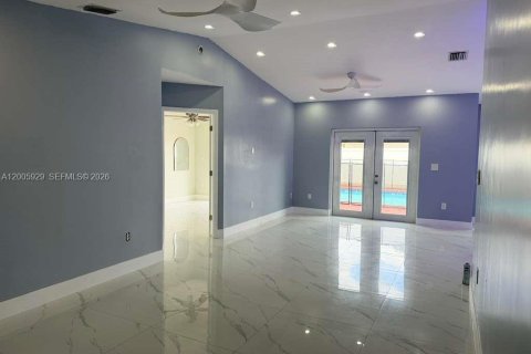 House in Miami, Florida 3 bedrooms, 121.79 sq.m. № 2070050