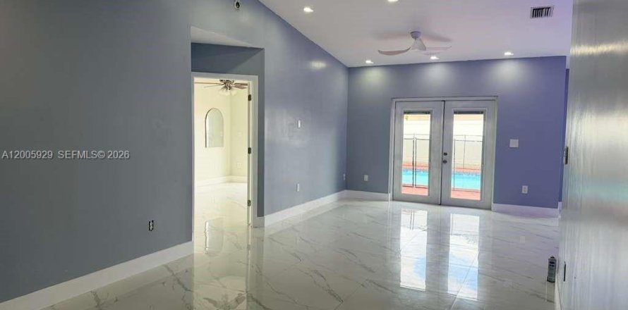 House in Miami, Florida 3 bedrooms, 121.79 sq.m. № 2070050
