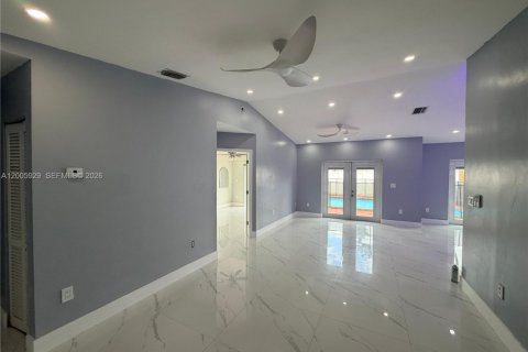 House in Miami, Florida 3 bedrooms, 121.79 sq.m. № 2070050 - photo 2
